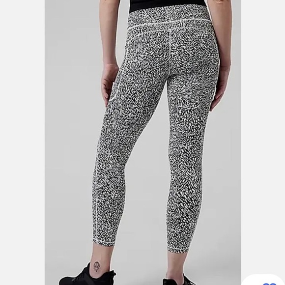 Athleta Ultimate Stash Textured 7/8 Tight Leggings - Picture 2 of 11